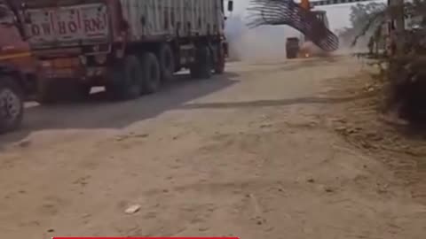 "रेलवे लाइन पर फंसे ट्रक से निकली चिंगारी ⚡ मौत से हुआ सामना!"