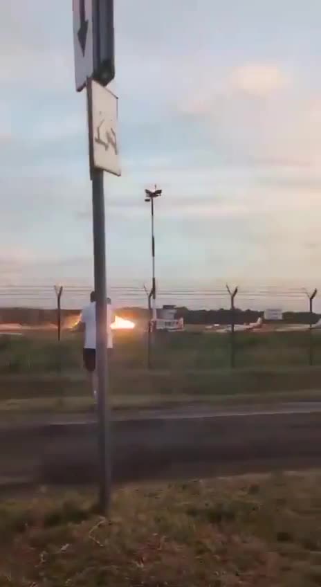 🇵🇱An F-16 crashed along with its pilot at an airshow in Poland.