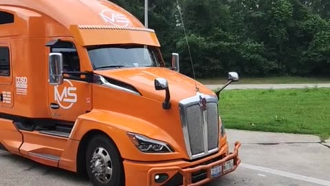 WHAT IN THE HELL #reallifetruckers #atruckerslife #truckdriver