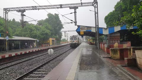 Kolkata Jammu Tawi Express Crossing Bally Ghat in rain