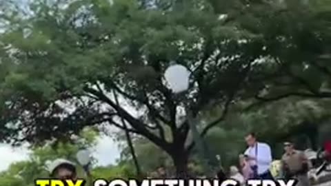 Politician Valentina Gómez burst into a Muslim protest in Texas