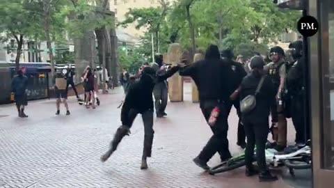 🚨 #BREAKING: DHS Police just absolutely LIT UP Antifa rioters in Seattle with munitions.