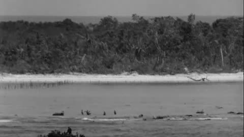 BOMBS EXPLODE ON BE... - BOMBS EXPLODE ON BEACH, LVTs IN RENDEZVOUS AREA ASSAULT FORC - 428-npc-5592