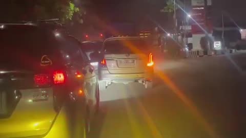 Mobil travel malam