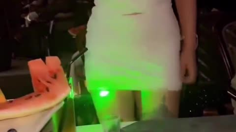 هذي فنانة وش اصلاً 😅