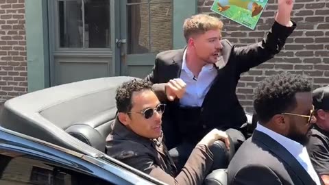 Find the briefcace 10,000 dollar