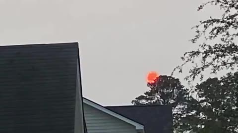 Concerned Citizen - “If you live in Central #London are you seeing this？” #RED #SUN