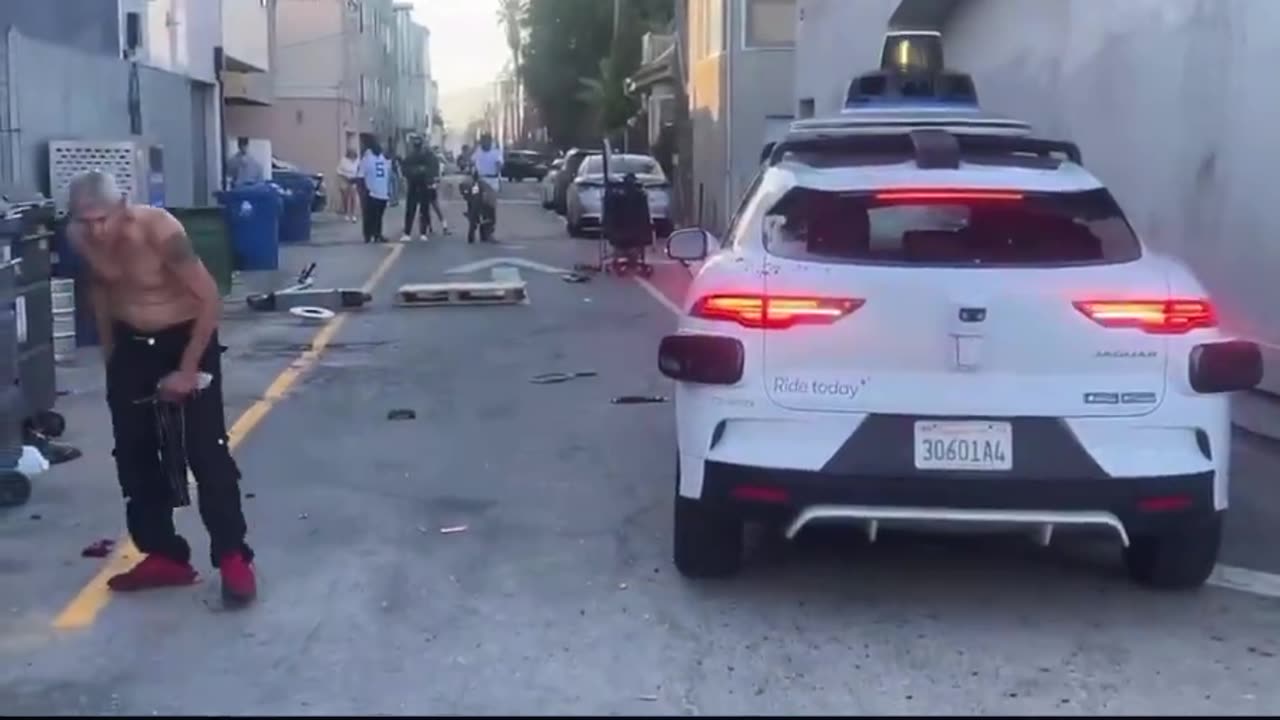 Los Angeles. Man vs Waymo.