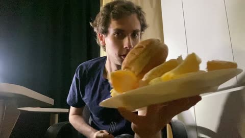 Кушаю фрукты с пончиком, фантастическое начало дня!