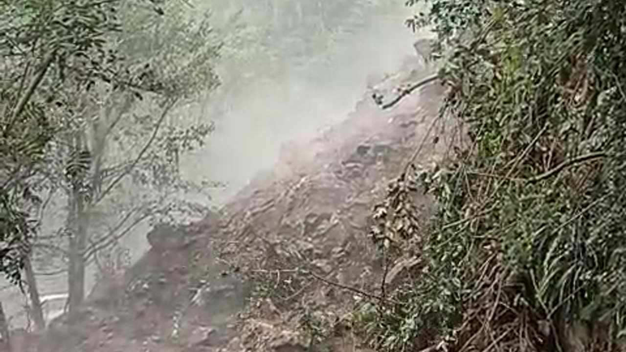 "Terrifying Live Collapse! 😨📽️ #Shocking"