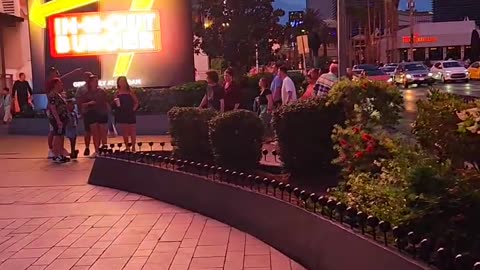 Walking 🚶‍♂️ the LinQ Promenade Las Vegas