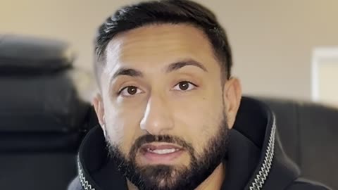 You're Not Drowning — You’re Holding Onto the Wrong Things 💭🚫