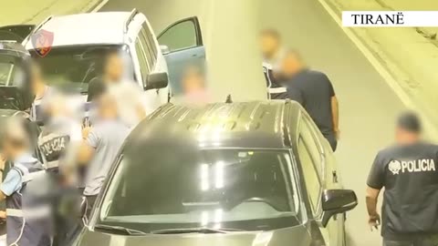 Po transportonte kallashë nga Burreli në Tiranë, 22 vjeçarit i vihen prangat tek Tuneli