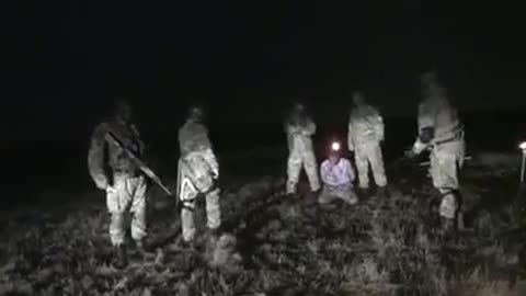Regardez les gentils Ukrainiens Azov crucifie un soldat russe!