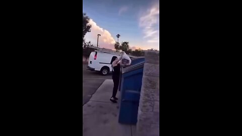 What’s wrong with people these days? This woman drinking garbage broth / Que le pasa a la gente ho