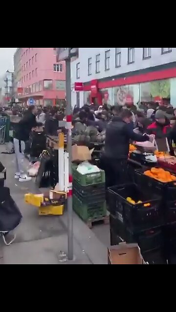 Residents of the Austrian capital Vienna are shopping for Christmas.