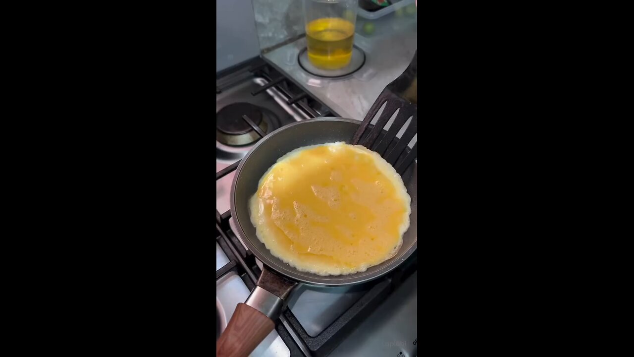 Cooking eggs 🍳