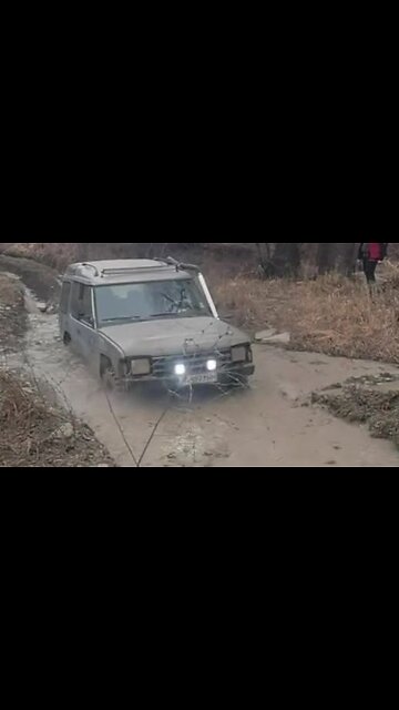 Lada Niva vs Land Rover 🚜