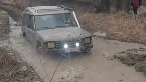 Lada Niva vs Land Rover 🚜