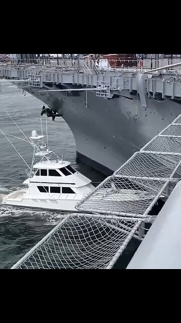 SMALL YACHT SMASHES INTO🌊⛵️💥🛳️📸USS MIDWAY AT THE HARBOUR🌊🛳️💫