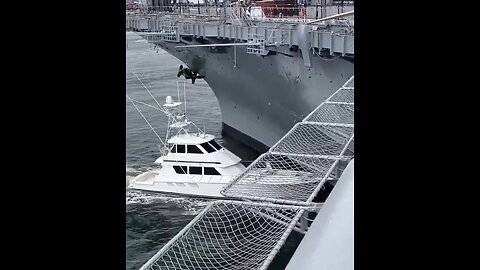 SMALL YACHT SMASHES INTO🌊⛵️💥🛳️📸USS MIDWAY AT THE HARBOUR🌊🛳️💫