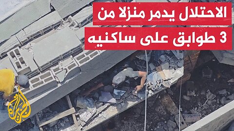 فرق الدفاع المدني تنتشل جثامين 6 شهداء من تحت أنقاض منزل في مخيم النصيرات قصفته قوات الاحتلال