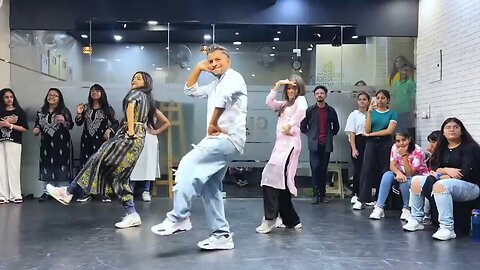 Kajra_Re_-_Class_Video___Deepak_Tulsyan_Choreography___G_M_Dance___ft._Akshita___Aanya(480p).mp4