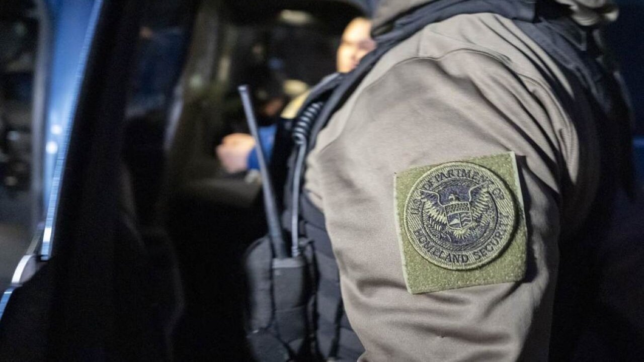 Epic Troll…Reporter Shows ICE-Storming Dems How They Could've Had Nice, Calm Tour Of Newark Facility