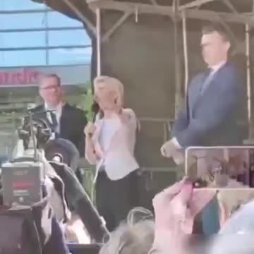 Ursula von der Leyen tells protesters shouting at her "lucky to live in a free country" … 15 seconds later, cops DRAG a protester away! 🚨