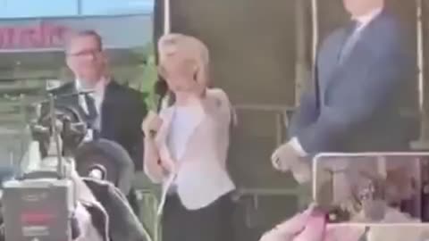 Ursula von der Leyen tells protesters shouting at her "lucky to live in a free country" … 15 seconds later, cops DRAG a protester away! 🚨