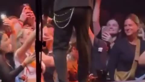 😂📱 She Missed Justin Timberlake Singing LIVE Because of Texting! | FunFM