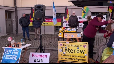 Teterow - eine weitere Gratulantin überbringt Glückwünsche für Rainer 17-03-2025