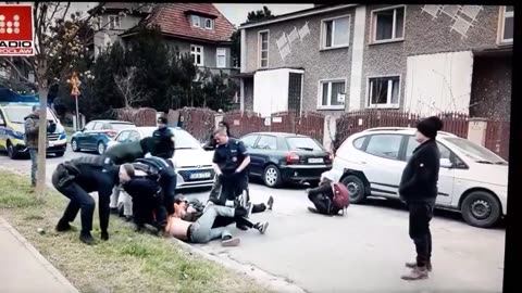 Starcie Policji ze Squattersami którzy nie chcieli opuścić nielegalnie zajmującymi
