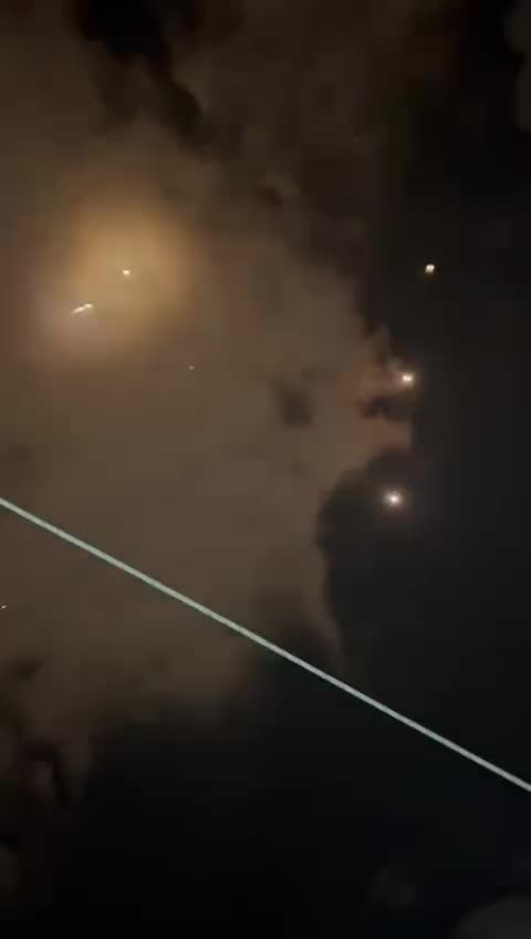 🇮🇱🇮🇷⚡️ Footage of today's missile attack on Israeli territory from Iran.