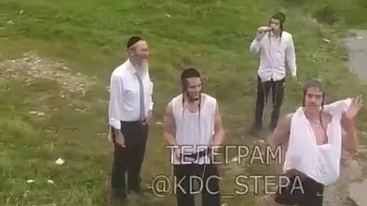 Chabad Jews in Ukraine strip down in drinking well