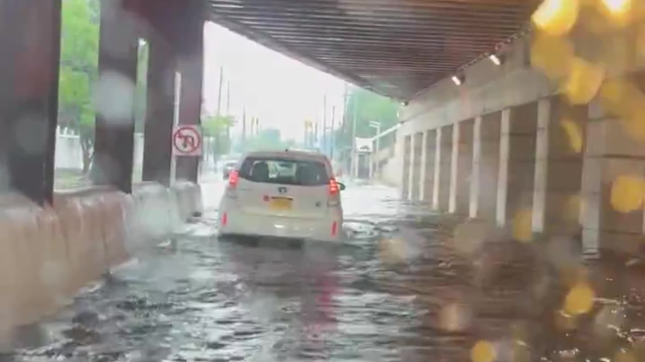 Heavy flooding caused by rainstorms on Bay Street in Staten Island, New York City, USA 🇺🇸