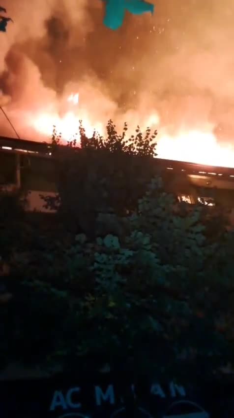 Zjarr i madh në qendër të Peshkopisë, digjet një pallat trekatësh, evakuohen banorët