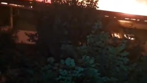 Zjarr i madh në qendër të Peshkopisë, digjet një pallat trekatësh, evakuohen banorët