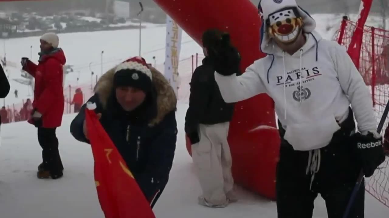 Emoción y diversión en competencia de salto de esquí en Rusia