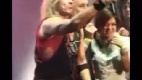 Kelly Clarkson goes to a rock concert and ends up on stage singing "Sweet Child O' Mine"