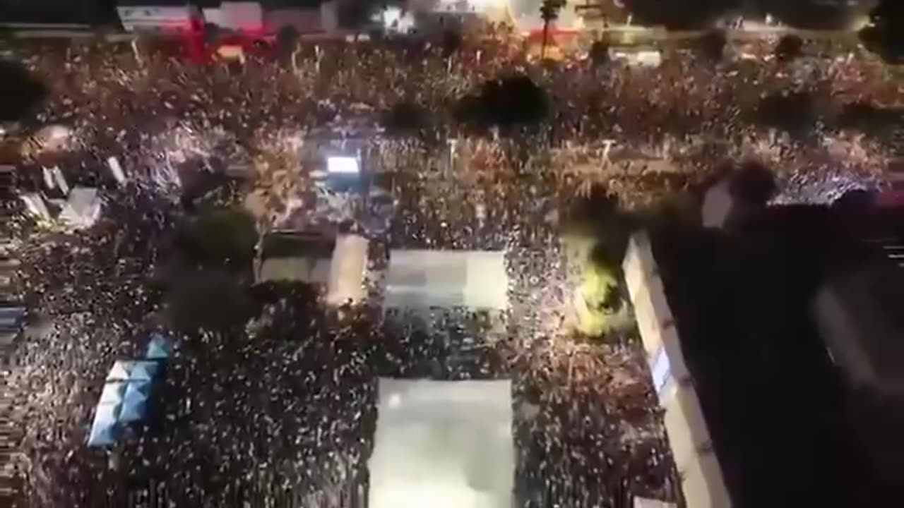 Stop the war, return the hostages' / Tens of thousands of Israelis gather in Tel Aviv