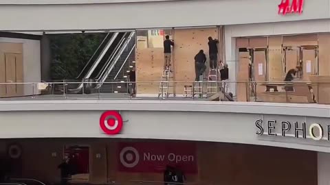 Los Angeles resident records what the mall looks prior to protests