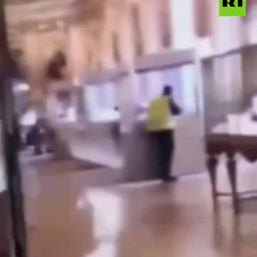 Grabitja spektakolare në Luvër, vidhen stoli mbretërore me miliona euro vlerë