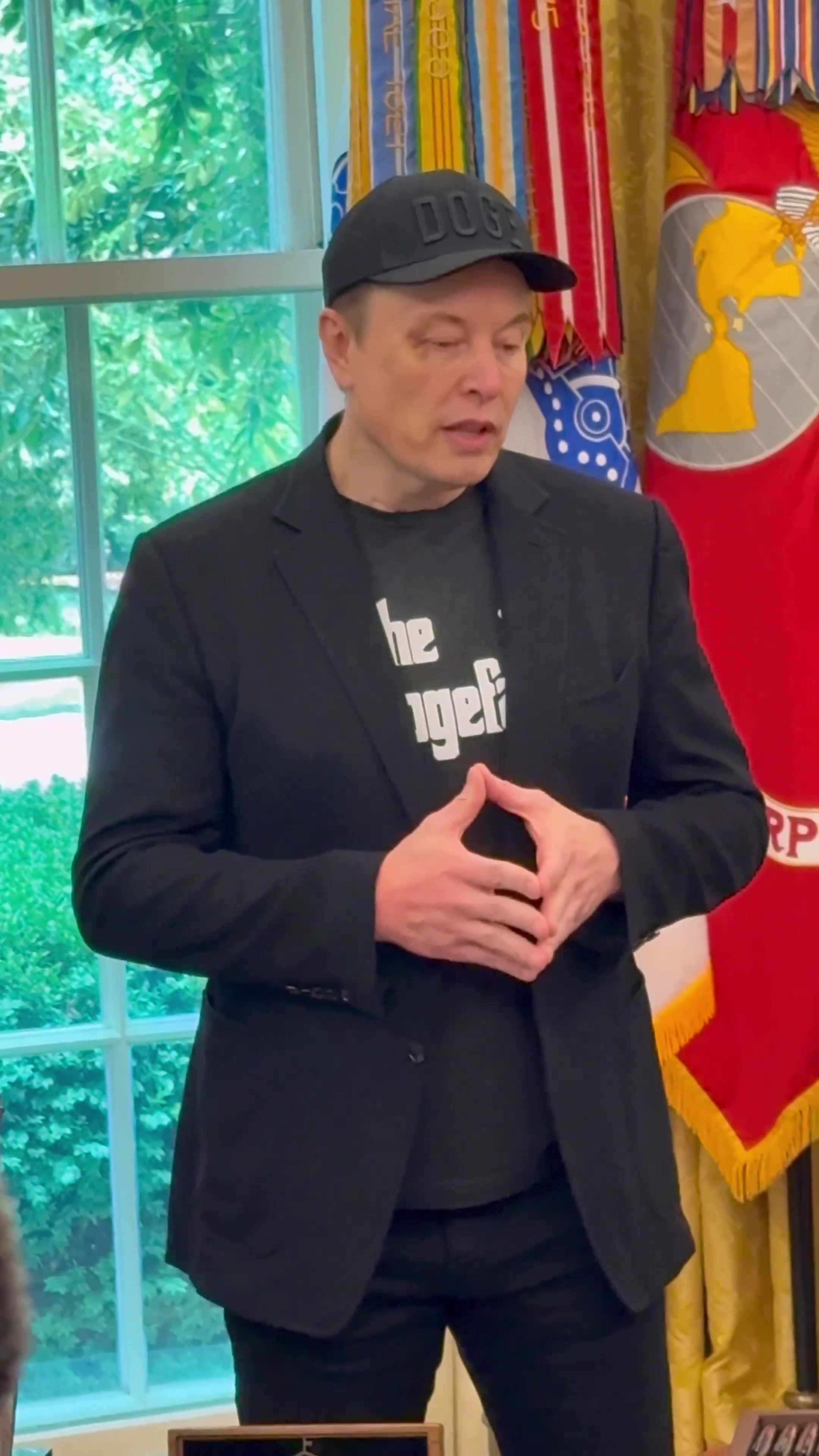 President Donald J. Trump gives Elon Musk a golden key to the White House!