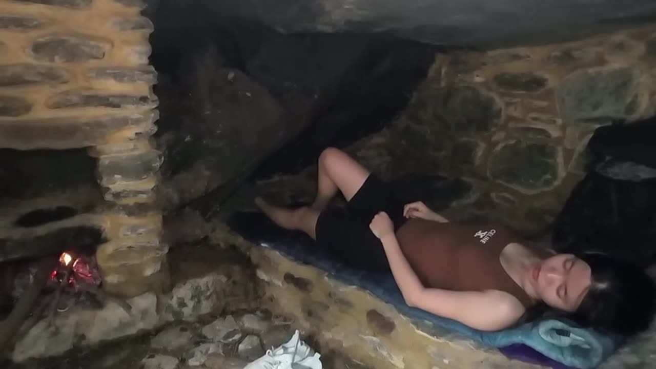 Alone in the Wild: Rebuilding an Abandoned Shelter to Survive Off-Grid