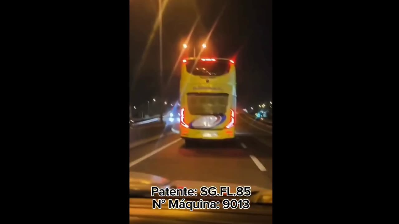 CONDUCTOR UTILIZA CELULAR