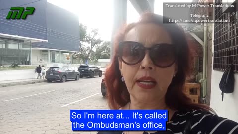 Dr. Liliana Zelada hands over the notarial document to the Ombudsman.