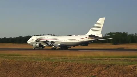 This Boeing 747-8, owned by the family of the Emir of Qatar, overshot the landing zone