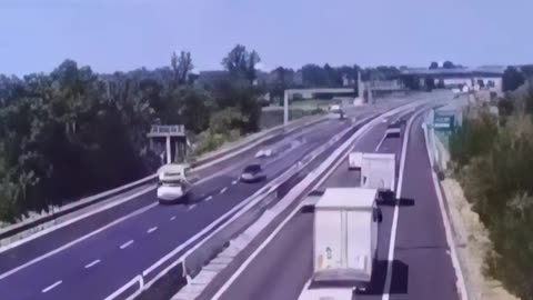 Aeroplani i vogël rrëzohet në mes të autostradës në Itali, makinat po qarkullonin