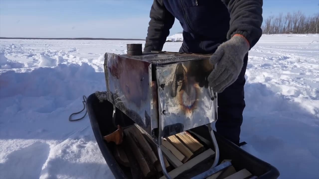 How do people live in the coldest region of Russia Ice fishing in Yakutia